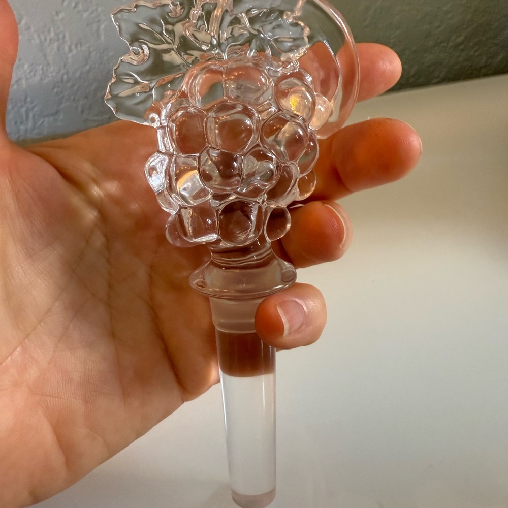 Crystal Wine Bottle Stopper Grape
Design Mikasa or best offer
